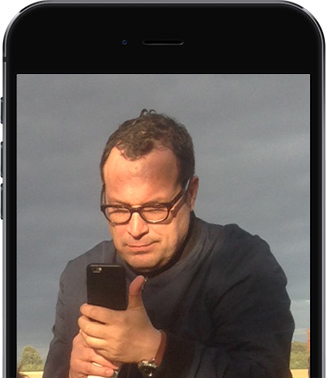 Michael Mainka, Leiter der Agentur MAINKA; mit iPhone