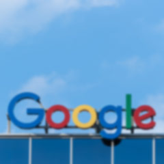 Schild von Google vor blauem Himmel.
